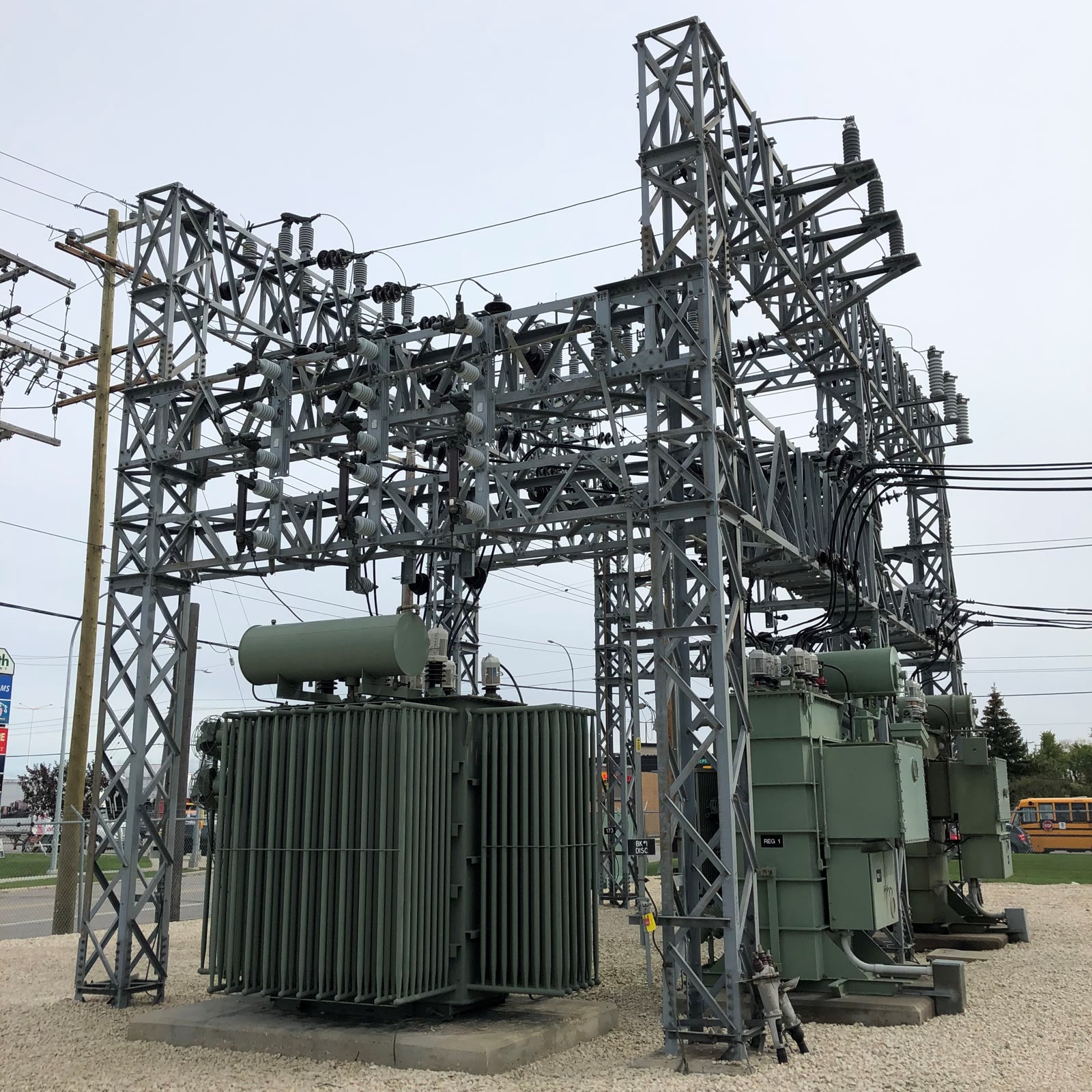 Distribution substation with power transformers and switching structure